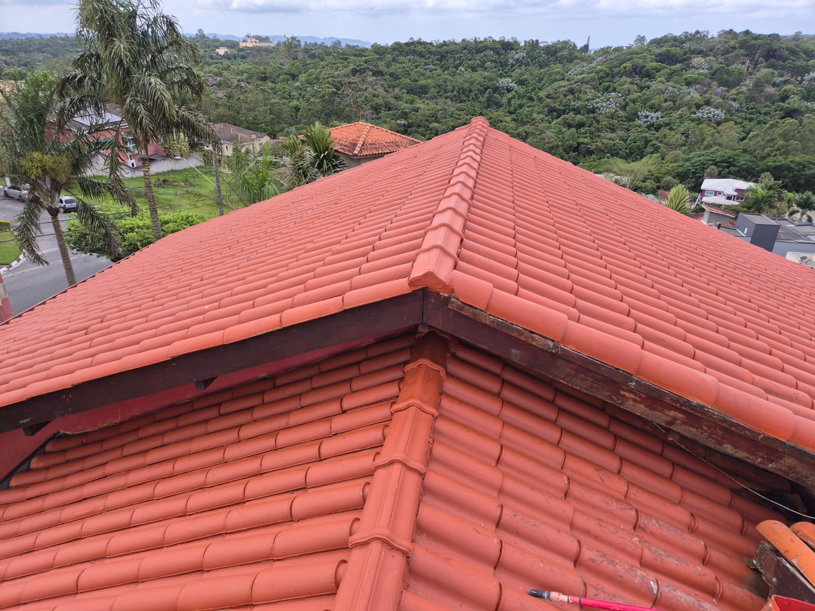 Cobertura reformada e pintada